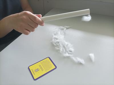 Plastikowa pałeczka przyciągająca skrawki waty
