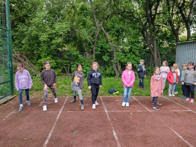 Dziewczyny z klas drugich gotowe do startu