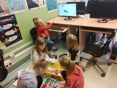 1c buduje i programuje.
