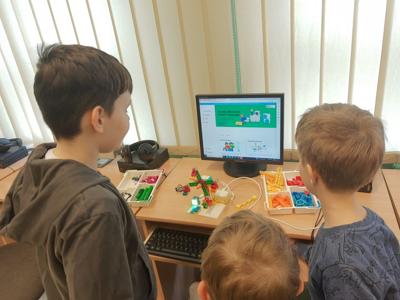 1c buduje i programuje.