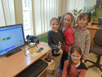 1c buduje i programuje.