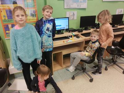 1c buduje i programuje.