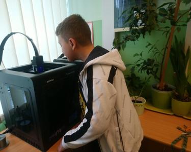 Uczeń sprawdza postępy wydruku.
