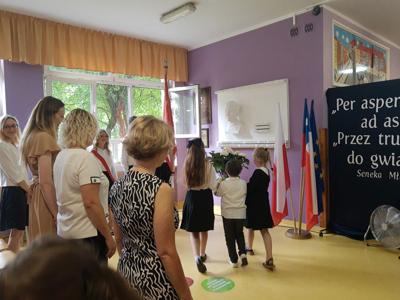 Złożenie kwiatów pod popiersiem Patronki Szkoły