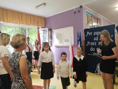 Delegacja składająca kwiaty pod popiersiem Patronki