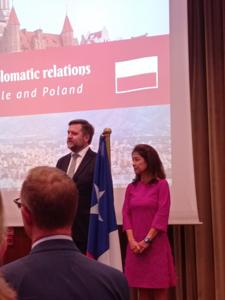 UDZIAŁ DYREKCJI SZKOŁY W UROCZYSTOŚCI ZWIĄZANEJ ZE 104 ROCZNICĄ NAWIĄZANIA STOSUNKÓW POLSKO-CHILIJSKICH
