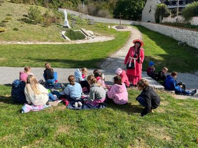 Krótka przerwa na polance przed ruinami zamku