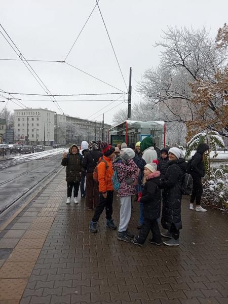 Pogoda i miejski transport nie chciały z nami współpracować, ale po długiej podróży dotarliśmy na Powązki.