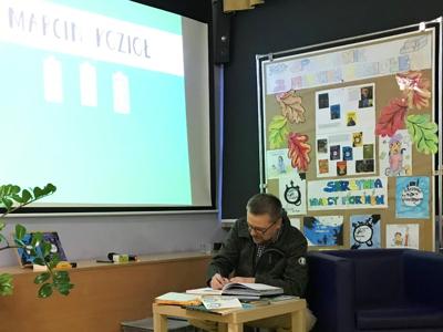 (8) Spotkanie z pisarzem Marcinem Koziołem
