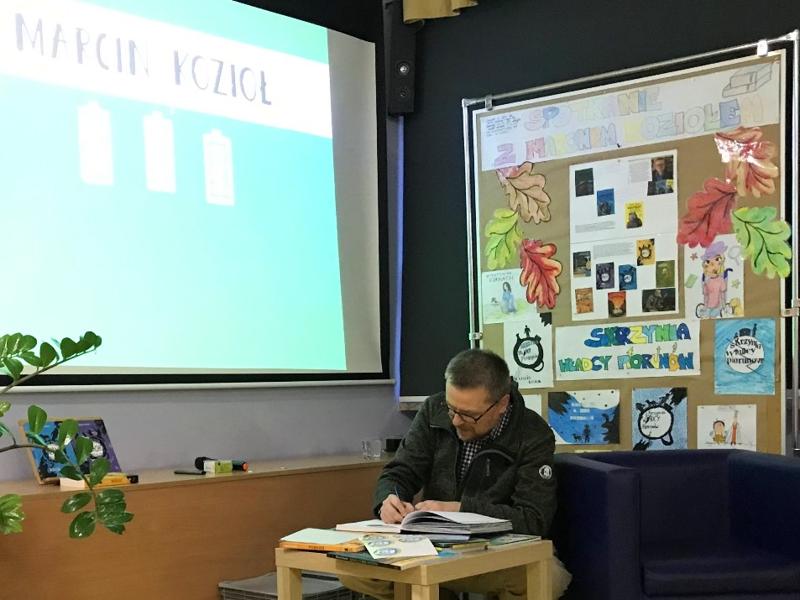 (8) Spotkanie z pisarzem Marcinem Koziołem
