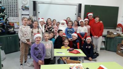 Klasa 3a z Mikołajem i Śnieżynką