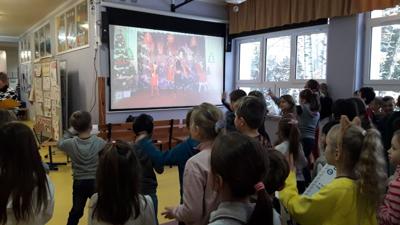 Wspólny taniec w ramach aktywnej przerwy