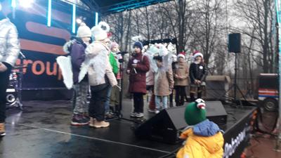 KLASA 3A NA PIKNIKU ŚWIĄTECZNYM W PARKU SZCZĘŚLIWICKIM
