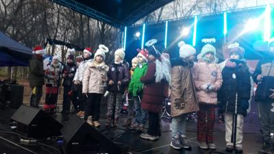 KLASA 3A NA PIKNIKU ŚWIĄTECZNYM W PARKU SZCZĘŚLIWICKIM