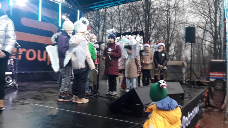 KLASA 3A NA PIKNIKU ŚWIĄTECZNYM W PARKU SZCZĘŚLIWICKIM