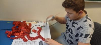 DZIEŃ KOBIET-NIESPODZIANKA OD SZKOLNYCH WOLONTARIUSZY