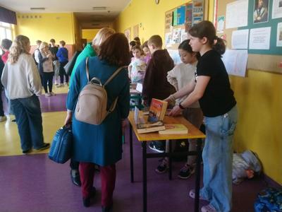 Uczniowie dzielą się swoimi zainteresowaniami czytelniczymi