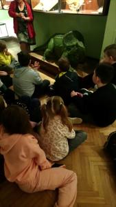 Słuchamy z zaciekawieniem.