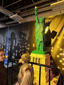 WYCIECZKA KLASY 2C NA WYSTAWĘ LEGO NA PGE NARODOWYM
