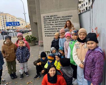 Uczniowie klasy 1c pamiętają o zmarłych