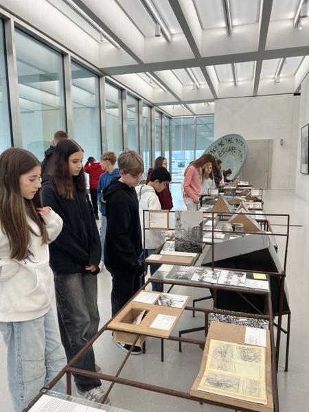 Klasa 7b w Muzeum Sztuki Nowoczesnej_1