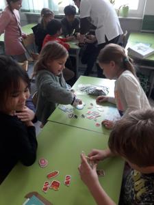 1a układa obrazek z puzzli.