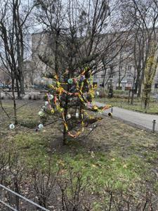 1.Przedszkolaki ubierają choinki na Placu Baśniowym