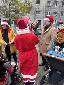 2.Przedszkolaki i pan Burmistrz witają Sw Mikołaja (Wojtek M.) na Placu Baśniowym
