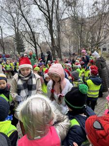 5..Nasze dzielne wolontariuszki skrupulatnie sprawdzają ile wiedzą przedszkolaki, bo za każdą odpowiedż jest nagroda.