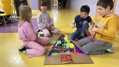 Warsztaty świąteczne Praca zbiorowa - wyklejana choinka
