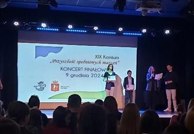 Laureatka w kategorii literackiej anna Zwierzchoń klasa 7b