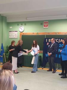 Nadia Morozowicz z klasy 7b - laureatka III miejsca w konkursie 20 lat Polski w Unii Europejskiej