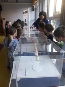 Uczniowie odwiedzają wystawę z edukatorem