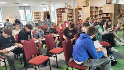 pobyt uczniów w bibliotece