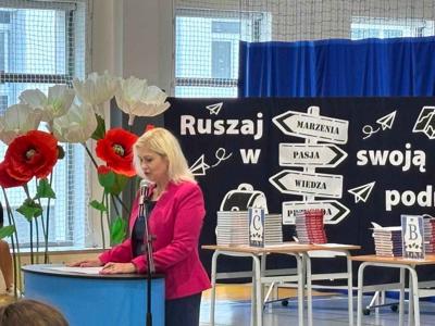 Pani Dyrektor Małgorzata Różańska kieruje słowa podzięowania w kierunku Rodziców, uczniów, nauczycieli za pracę w roku szkolnym 20242025