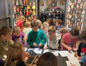 WIZYTA KLASY 1B I 1C W MUZEUM DOMKÓW DLA LALEK, GIER I ZABAWEK