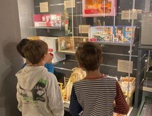WIZYTA KLASY 1B I 1C W MUZEUM DOMKÓW DLA LALEK, GIER I ZABAWEK
