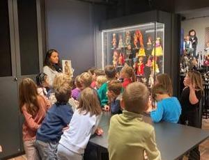 WIZYTA KLASY 1B I 1C W MUZEUM DOMKÓW DLA LALEK, GIER I ZABAWEK