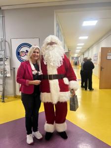 Pani Dyrektor Małgorzata Różańska w roli Śnieżynki i Święty Mikołaj.