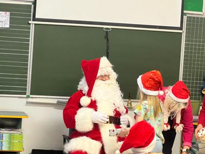 Święty Mikołaj obdarowuje uczniów.