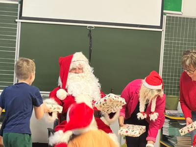 Święty Mikołaj obdarowuje uczniów.