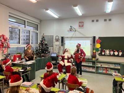 Święty Mikołaj obdarowuje uczniów.