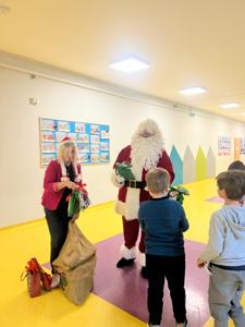 Święty Mikołaj obdarowuje uczniów.