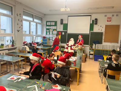 Święty Mikołaj obdarowuje uczniów.