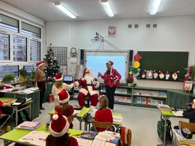Święty Mikołaj obdarowuje uczniów.