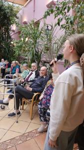 Antonina śpiewa kolędy dla seniorów