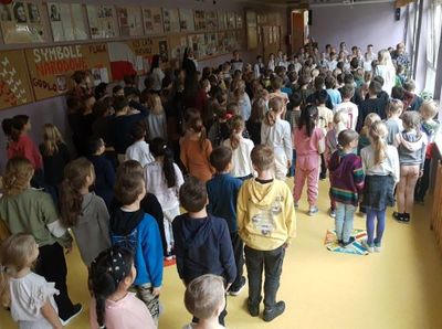 Szkoła do hymnu.