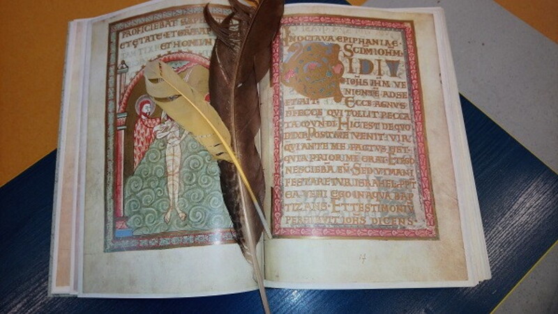 Średniowiecznie księgi pisano gęsim piórem