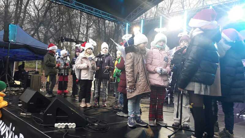 KLASA 3A NA PIKNIKU ŚWIĄTECZNYM W PARKU SZCZĘŚLIWICKIM