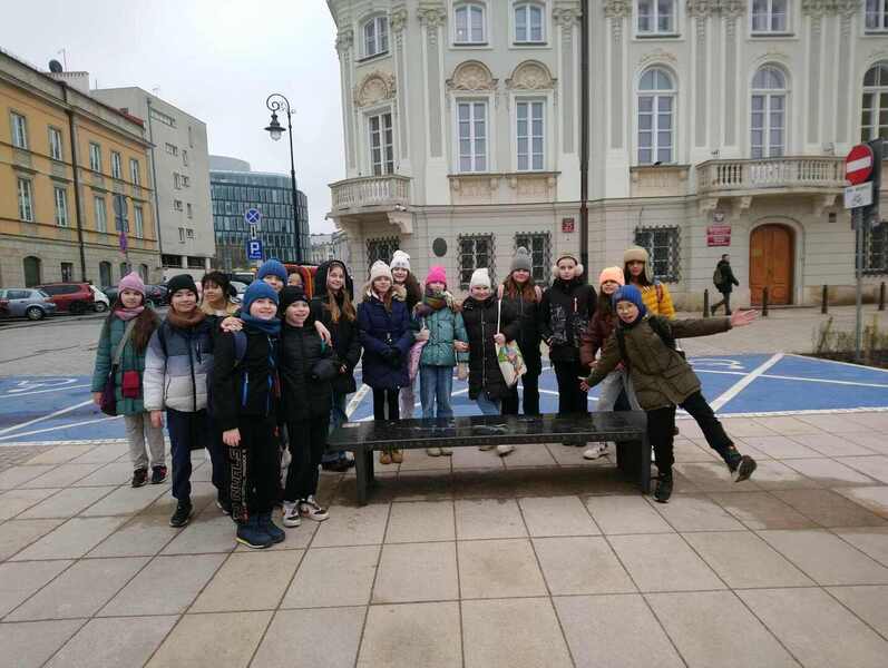 Na Krakowskim Przedmieściu przy ławeczce multimedialnej